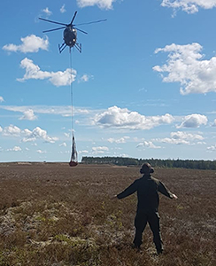 Juuso Raivio opastamassa ilmasta lähestyvää helikopteria.