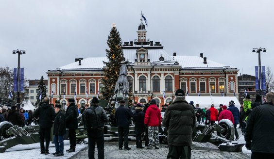 Puolustusvoimien kalustonäyttely Kuopion torilla