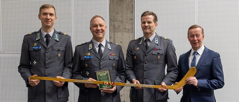 Puolustusvoimat palkitsi ansioituneita sotilasurheilijoita ja joukko-osastoja