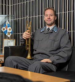 Kapten Kaj Skrabb med trumpet i handen