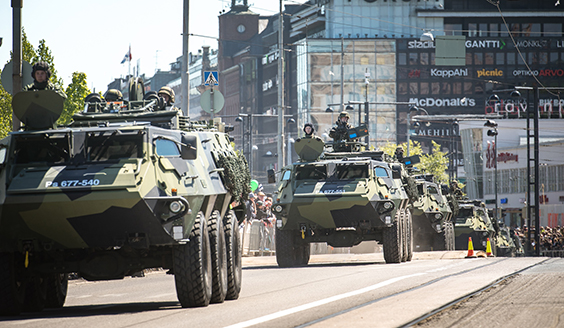 Panssariajoneuvot ajavat Helsingin kaduilla