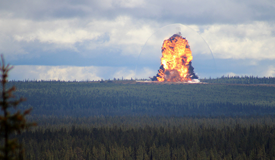 Räjäytysalueella tehtävä massaräjäytys näkyy vaaramaisemassa kauas.