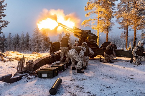 kuva jossa tykkiryhmä laukaisee tykin