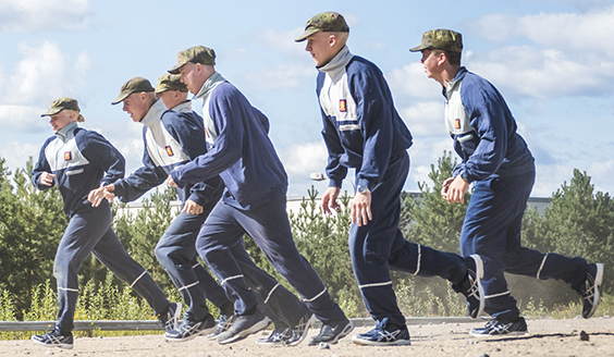 Varusmiehet lenkillä sinisissä urheiluvaatteissa