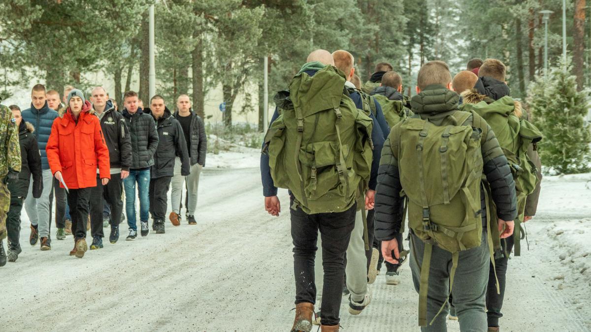 Alokkaat kantamassa varusteita ensimmäisenä palveluspäivänä.