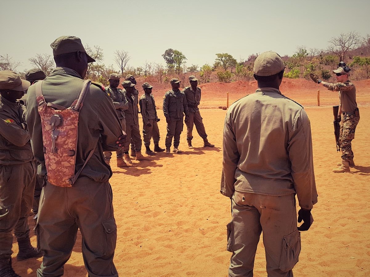 Suomalainen rauhanturvaaja kouluttamassa Malin asevoimien joukkoja.