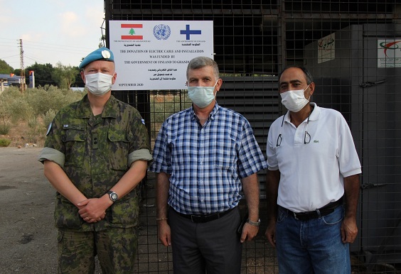 Suomalaisen kriisinhallintajoukon komentaja CIMIC-projektin päätöstilaisuudessa Ghandurian kylässä Etelä-Libanonissa paikallisten yhteistyökumpaneiden kanssa.