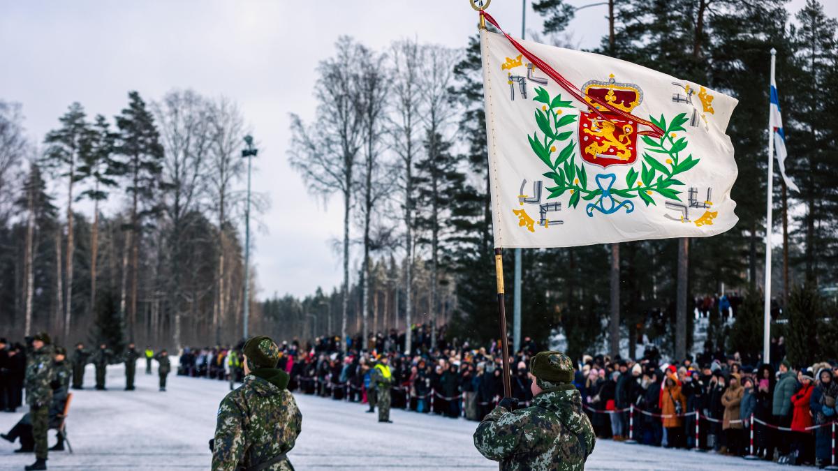 Karjalan prikaatin upseeri kantamassa Karjalan prikaatin lippua sotilasvala- ja sotilasvakuutustilaisuudessa helmikuussa 2025.