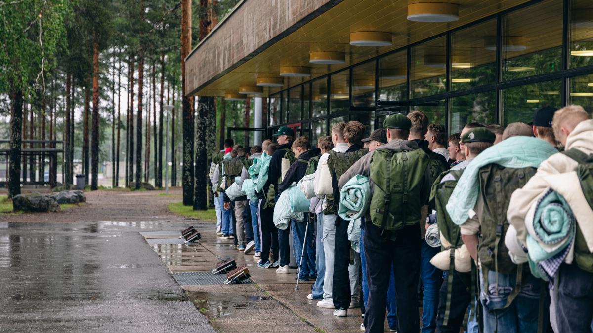 Reserviin kotiutuvia varusmiehiä palauttamassa varustustaan.