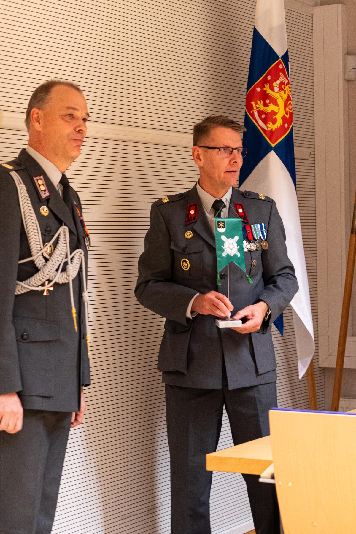 Kaakkois-Suomen aluetoimiston päällikkö luovuttamassa tehtävää jatkajalleen.