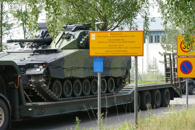 Puolustusvoimien kalustoa siirretään.
