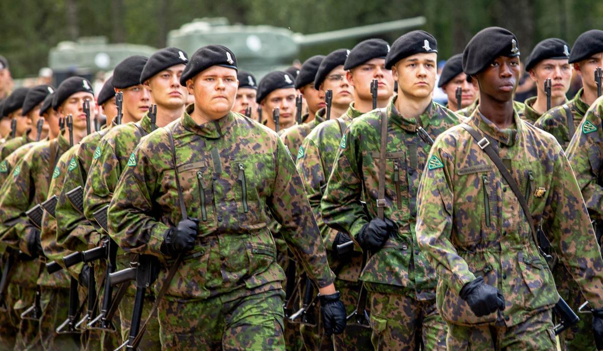 Panssariprikaatin alokkaita rivissä