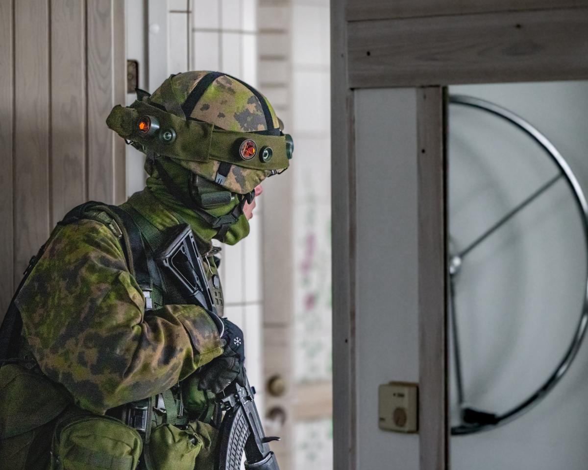 Varusmies varmistamassa sisäänkäyntiä.