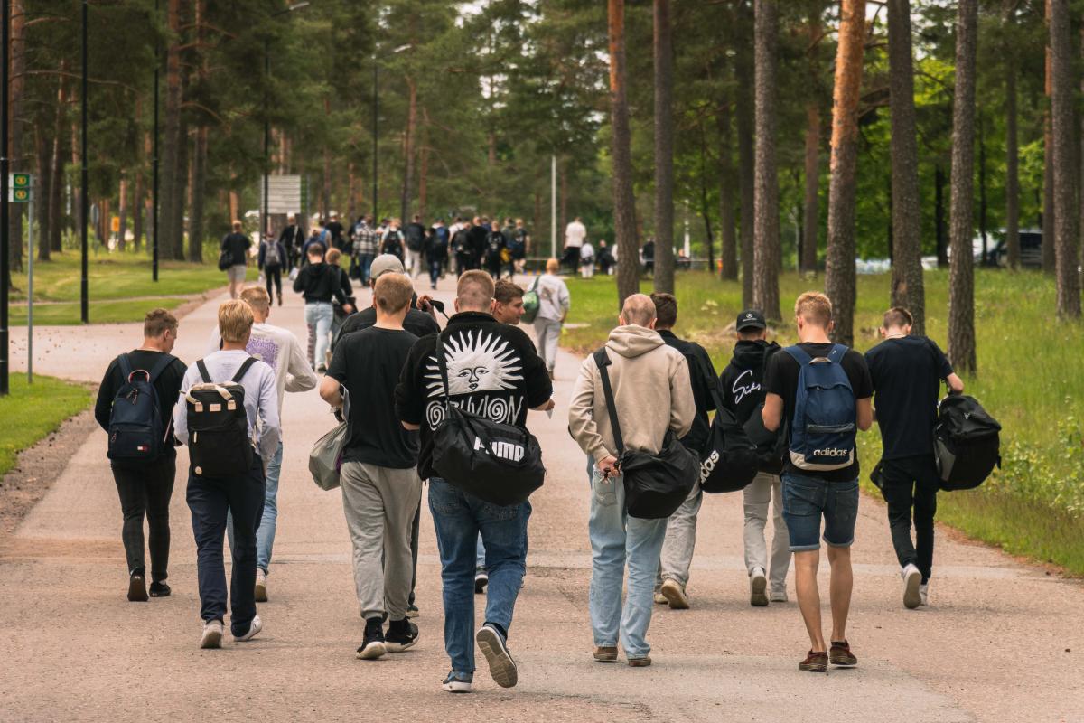 Tulevia reserviläisiä kävelemässä pois varuskunnasta.