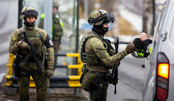 Kaksi sotilasta pakettiauton vieressä