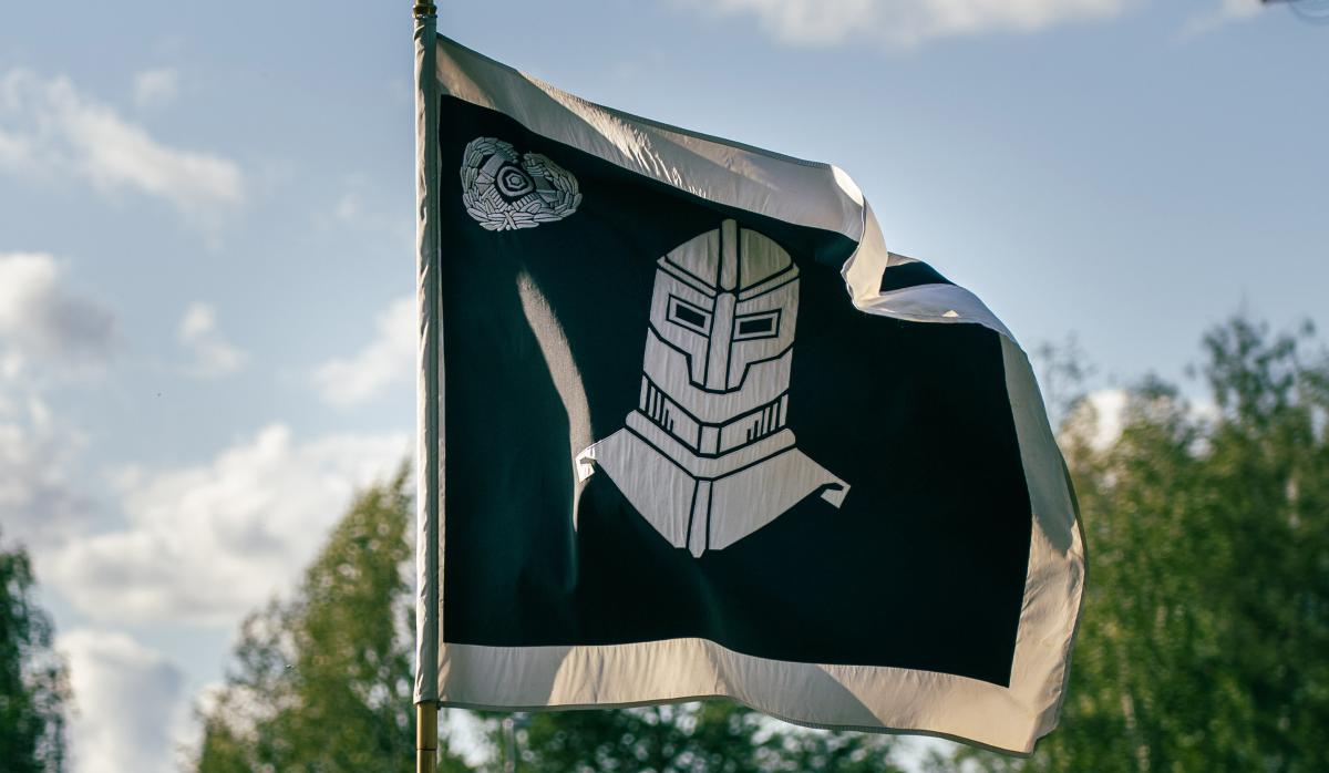 Panssariprikaatin lippu liehuu salossa