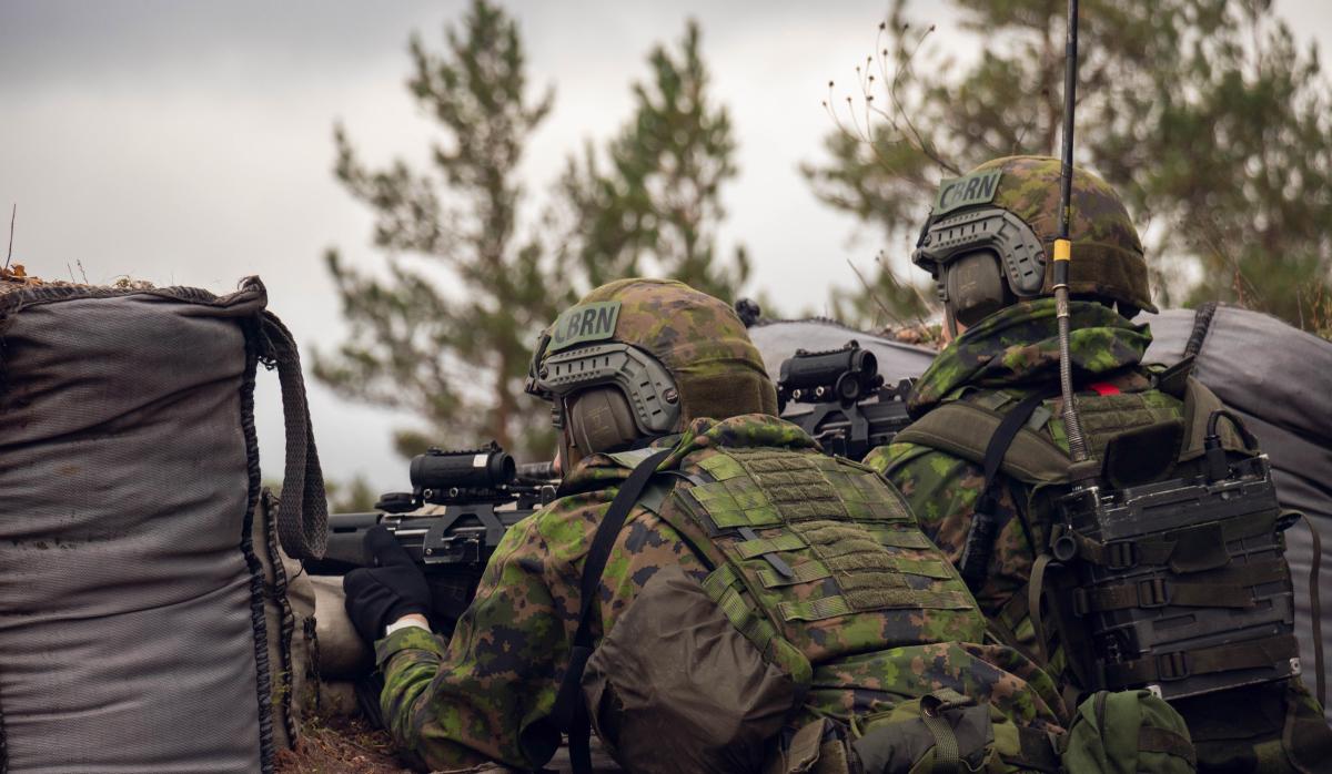 Sotilaita ampumaharjoituksessa.