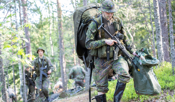 Tiedustelijaupseerioppilas aselajiharjoituksessa kesäkuussa 2023.