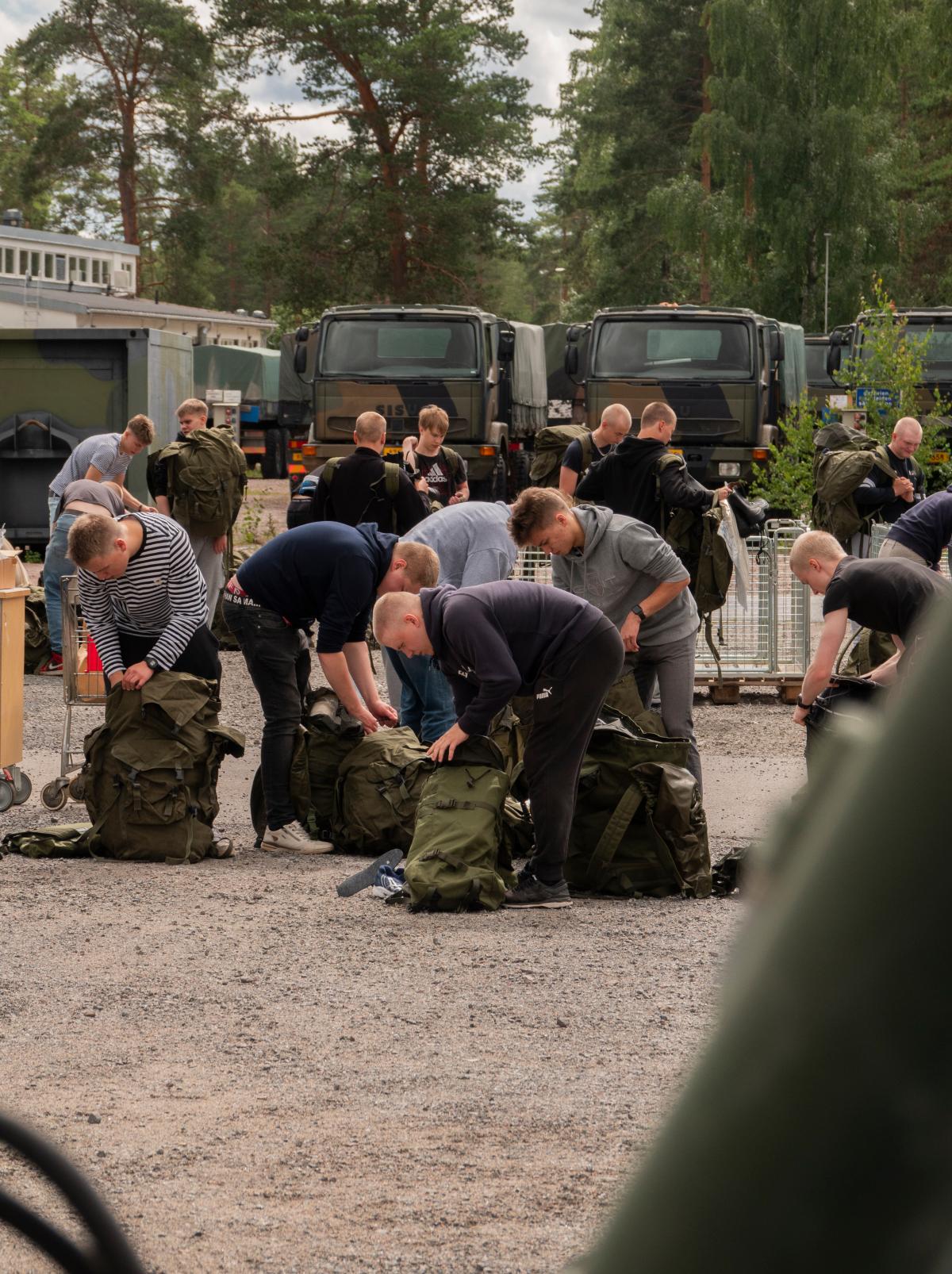 Alokkaita keräämässä varusteita.