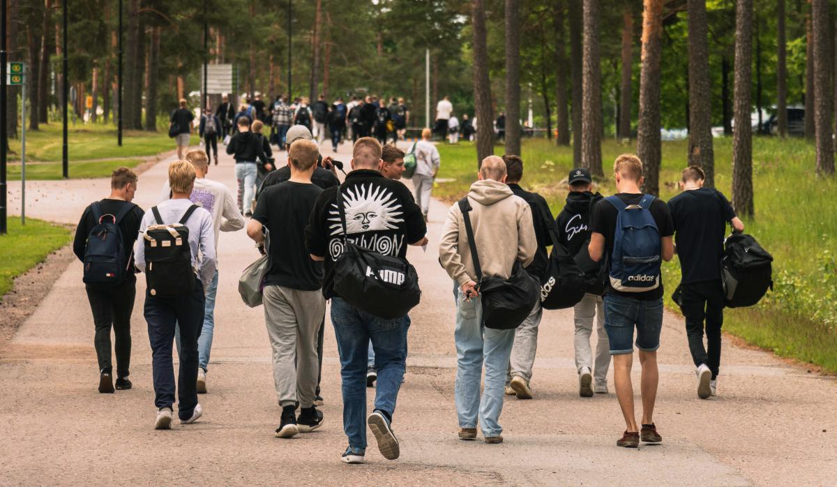 Tuoreita reserviläisiä poistumassa varuskunnasta.