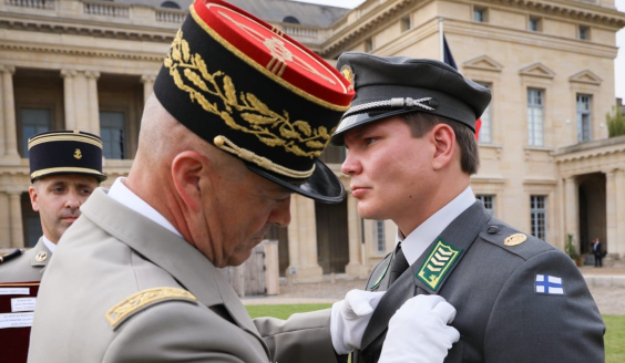 Frankrikes försvarschef tilldelade finska fredsbevarare värdefulla utmärkelser