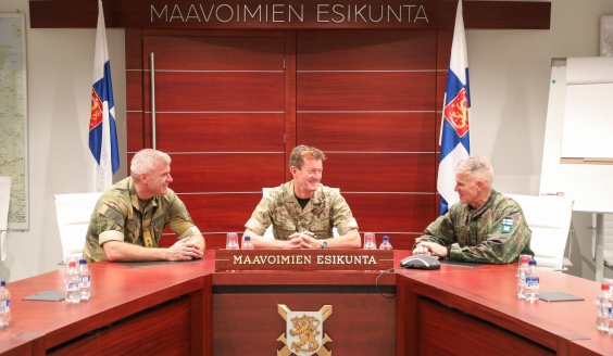 Komentajat keskustelemassa neuvotteluhuoneessa.