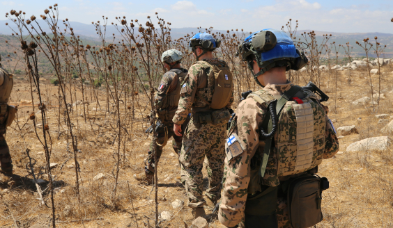 Suomalaiset ja ranskalaiset rauhanturvaajat partioimassa yhdessä.