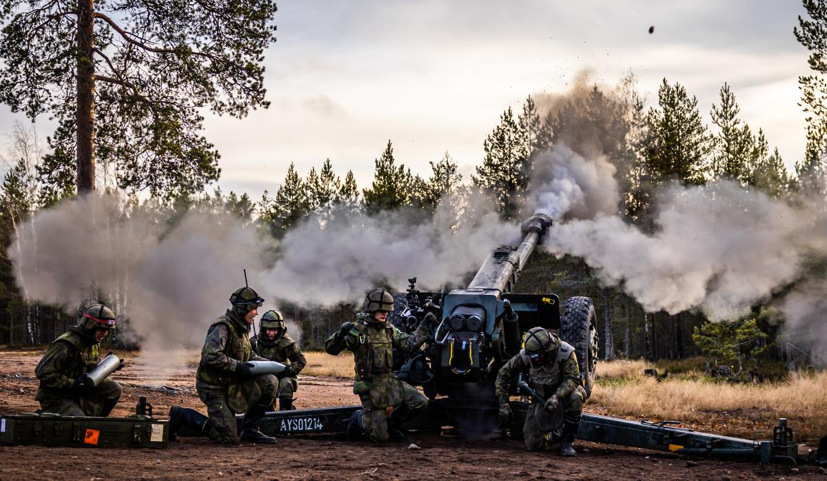 Tykki ampuu tykistökoulun ampumaharjoituksessa syksyllä.