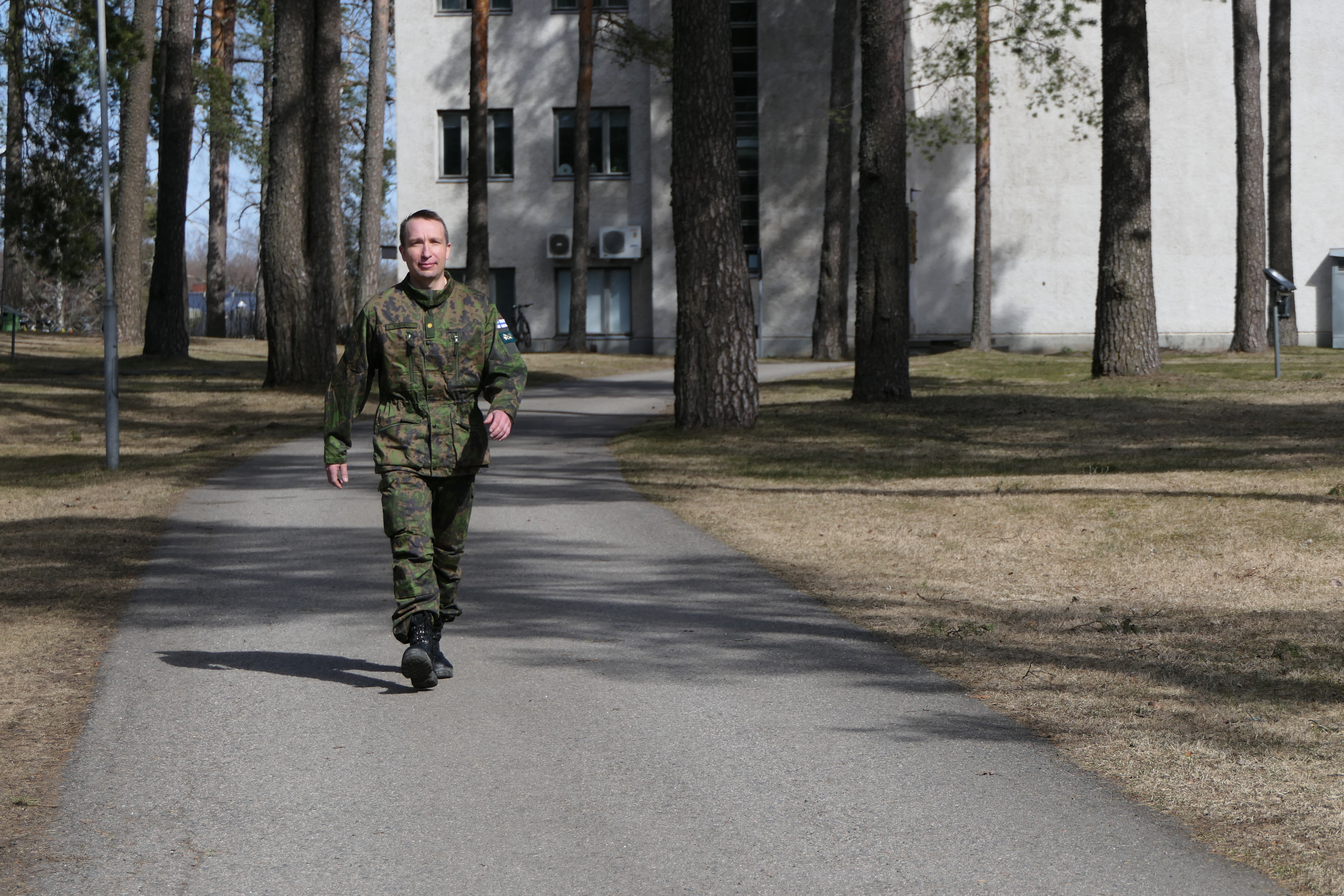 Majuri Antti Vasara astelee Maasotakoulun Lappeenranna varuskunna  alueella.
