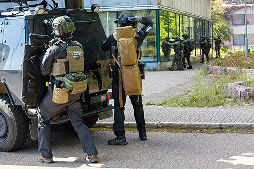 Poliisin ja puolustusvoimien valmiusjoukkoja rakennetulla alueella.