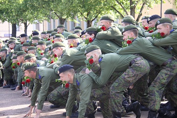 Reserviupseerikurssi Helios juhlii Haminassa