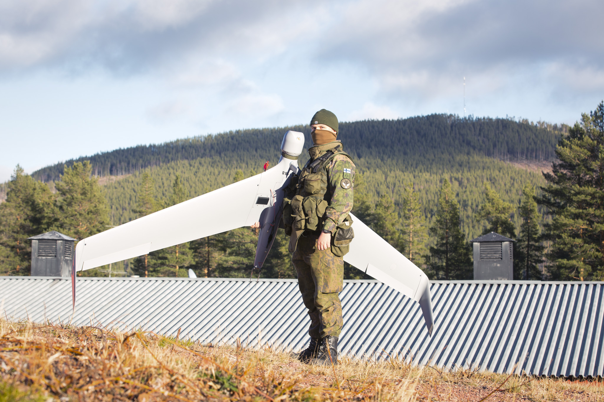 Jääkärikomppanialla on käytössään miehittämättömät minilennokit MUAS Orbiter 2b:t. Minilennokkeja käyetään tiedusteluun, alueiden valvontaan ja tulenjohtoon. Lennokit parantavat pataljoonan kykyä valvoa lähtialueitaan. Kuva: Puolustusvoimat / Ilari Välimäki.