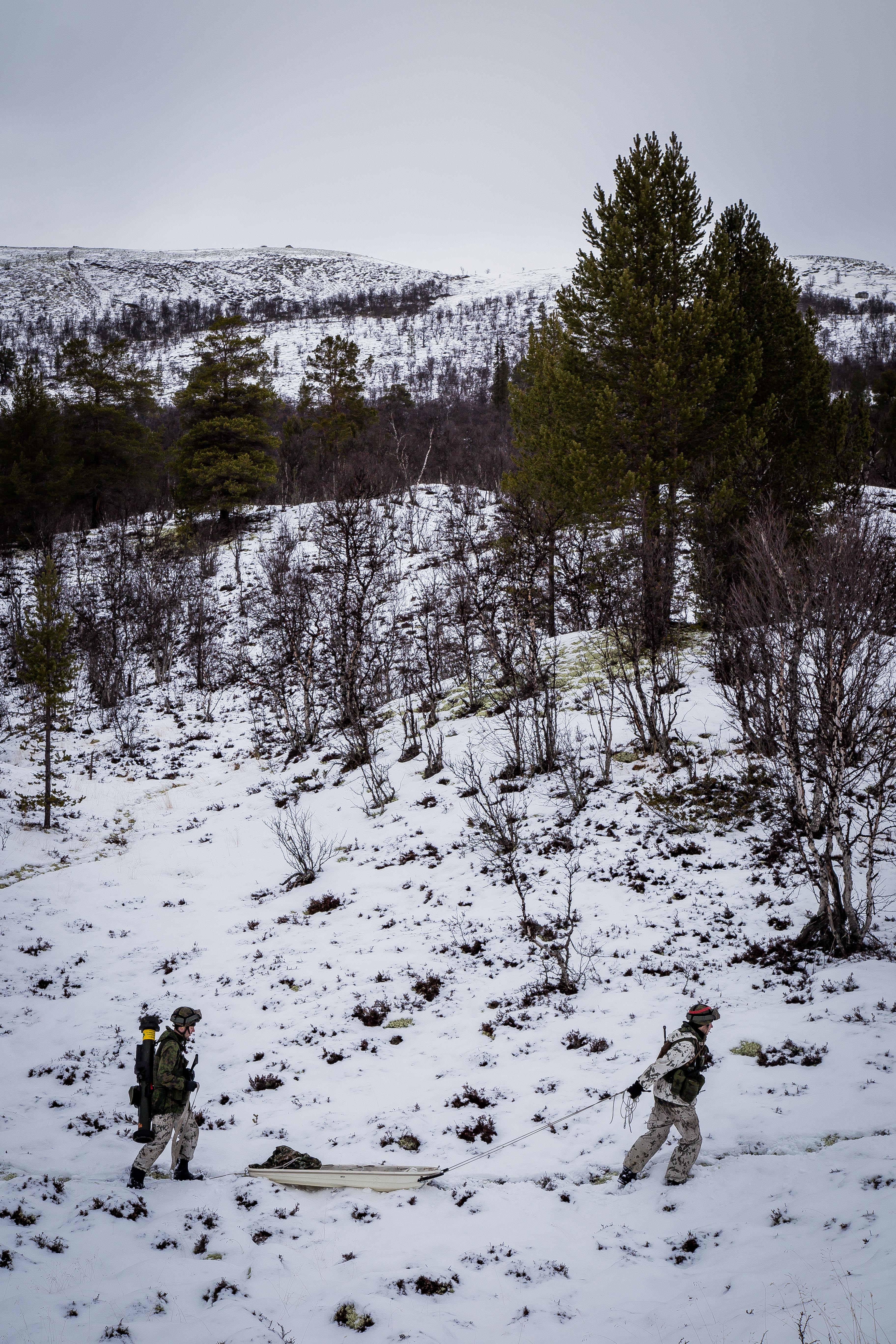 Suuret korkeuserot maastossa ja vaihtelevat sääolosuhteet haastavat varusmiehemme. Kuva: Puolustusvoimat / Jere Paldanius