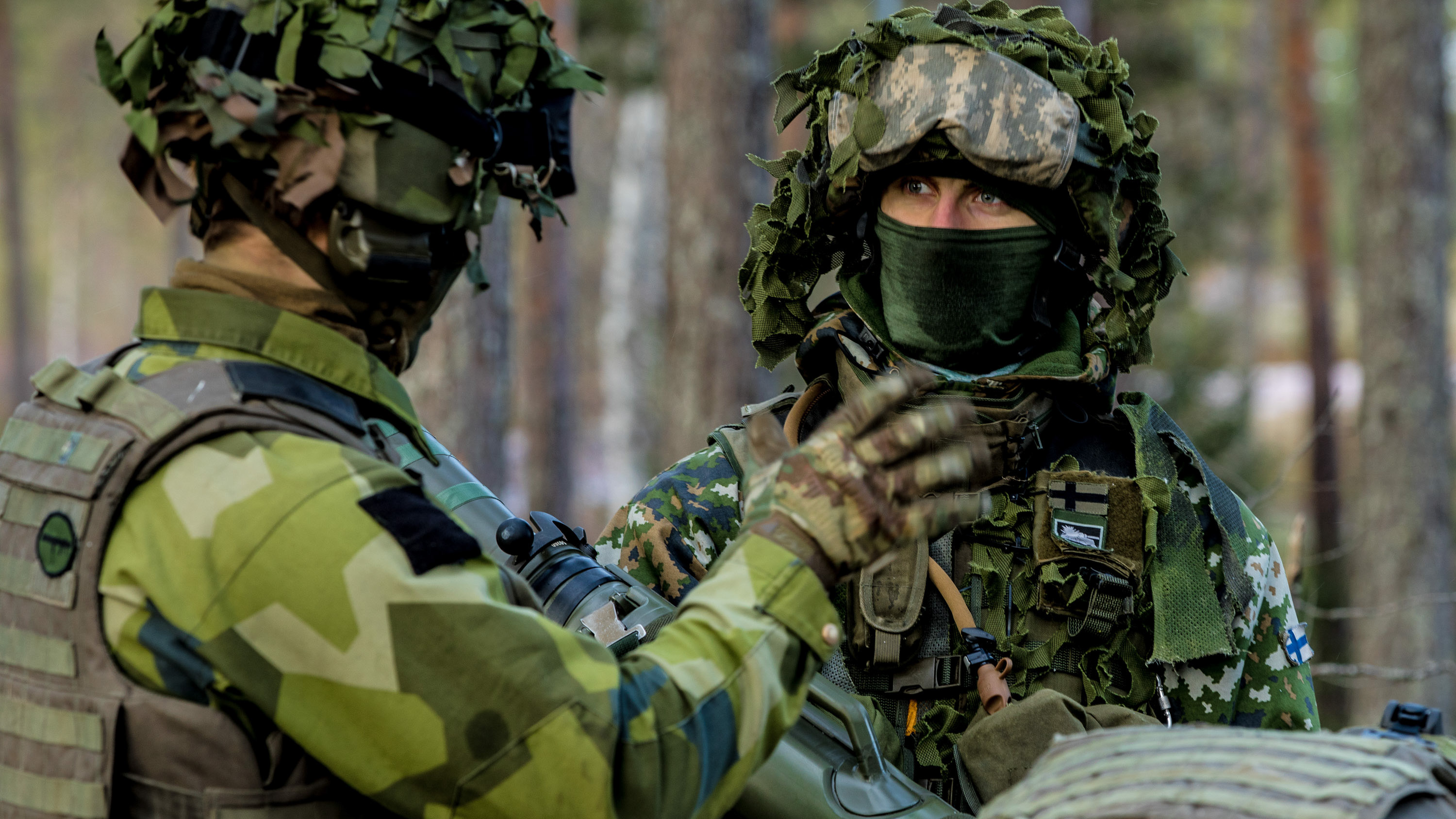 Kuva puolustusvoimat. Harjoittelun ohessa ennättää vaihtaa kuulumisia ruotsalaisten kanssa.
