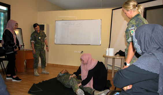 kuva, jossa suomalaiset rauhanturvaajat kouluttavat paikallisia asukkaita