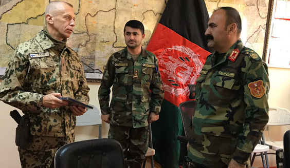 kuva, jossa prikaatikenraali Rami Saari keskustelee afganistanilaisten sotilaiden kanssa