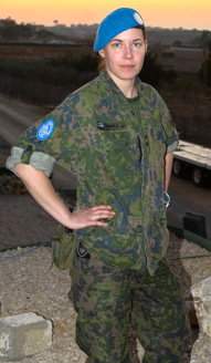 kuva, jossa Libanonin suomalaisen kriisinhallintajoukon tiedottaja Mira seisoo vasten kameraa.