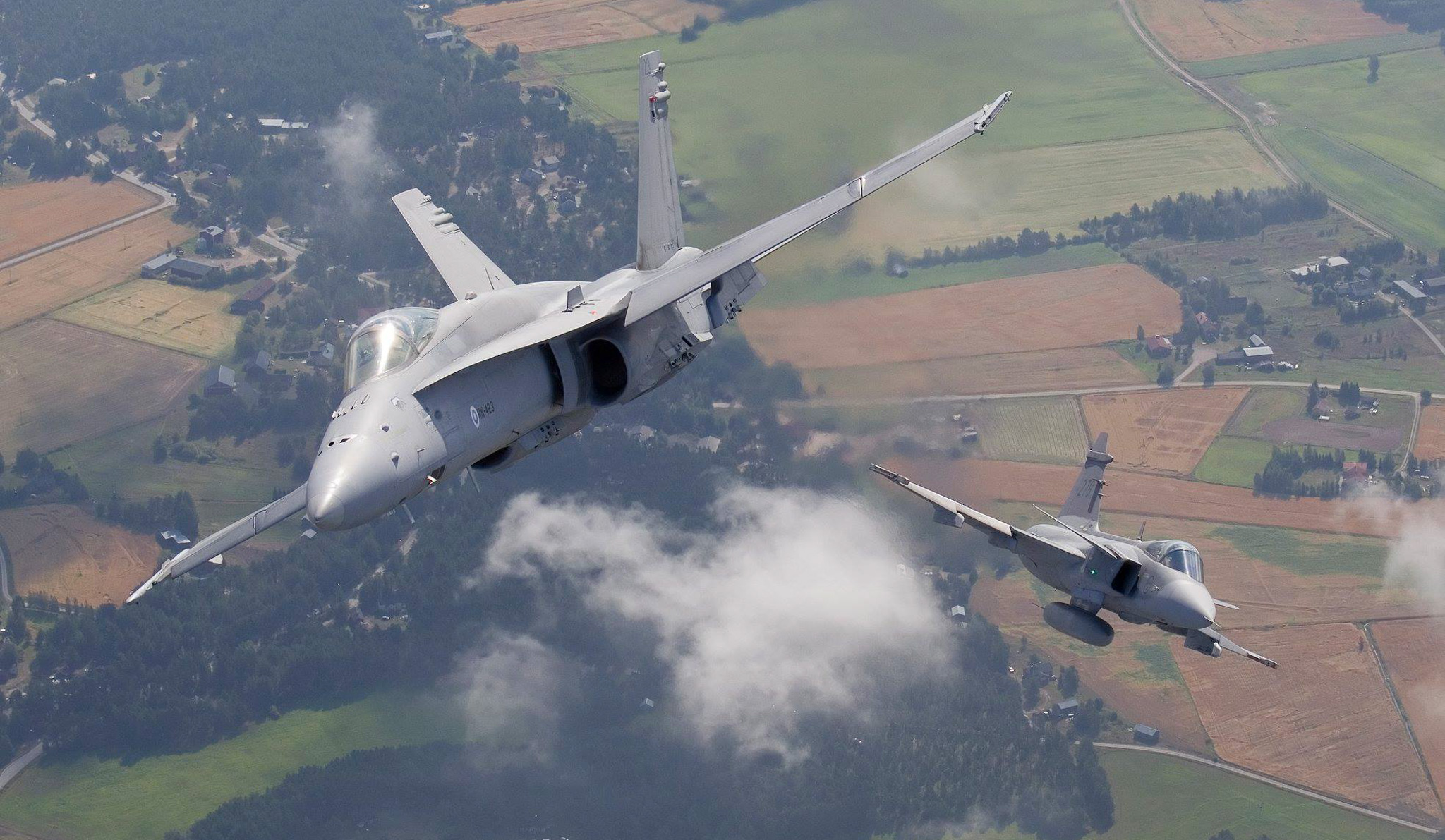 Kaksi F/A-18 Hornet -hävittäjää taivaalla.