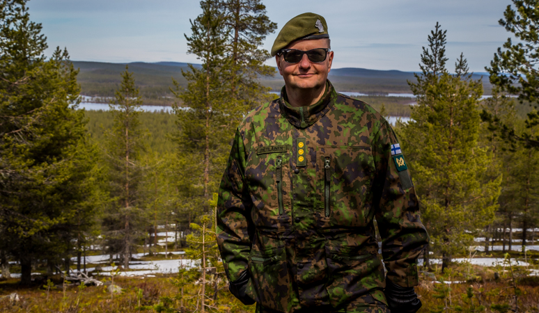 Maasotakoulun johtaja, eversti Kari Pietiläinen Rovajärvellä vaaran laella.