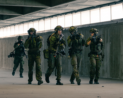 Valmiusyksikön varusmiehiä suorittamassa tehtävää Jätkäsaaressa.