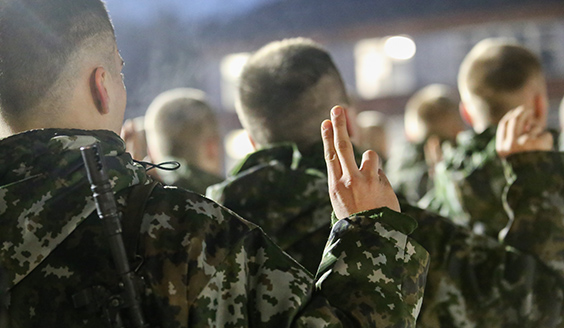 Kaartinjääkärirykmentin alokkaita vannomassa sotilasvalaa talvivarusteissa.