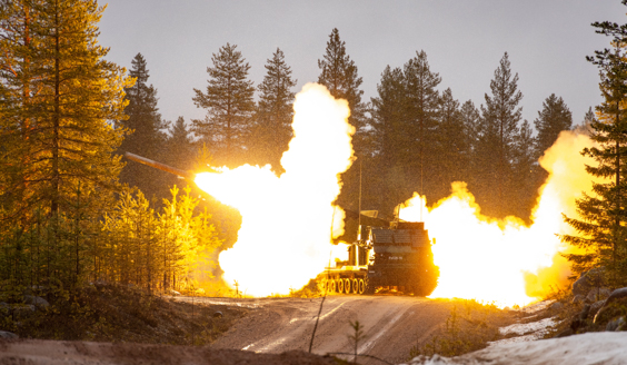 Kuvassa raskas raketinheitin ampumassa.