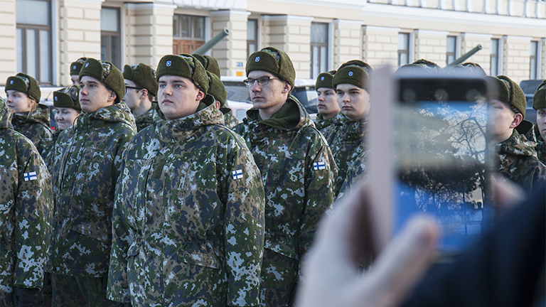 Varsumiehet seisovat muodossa.