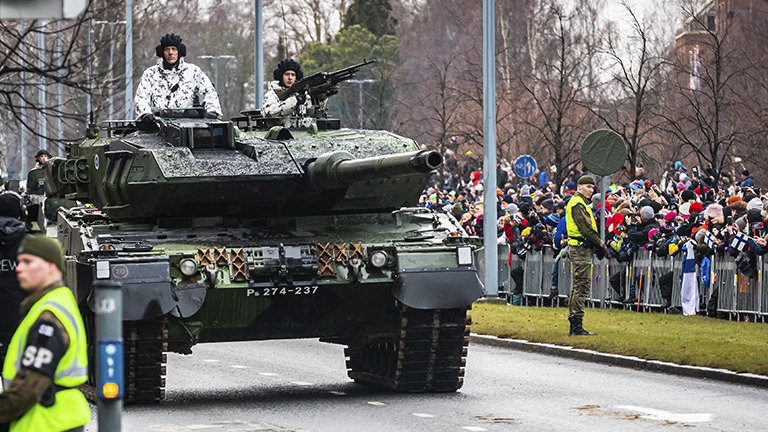 Leopard 2a6 taistelupanssarivaunu paraatissa