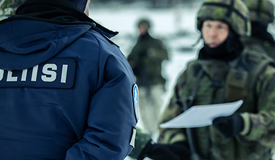 Soldaten överlämnar ett papper till polisen