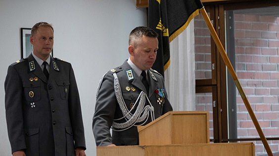 Puolustusvoimien urheilukoulun johtaja everstiluutnantti Mikko Mönkkönen, takana Urheilukoulun apulaisjohtaja kapteeni Tomi Aspholm