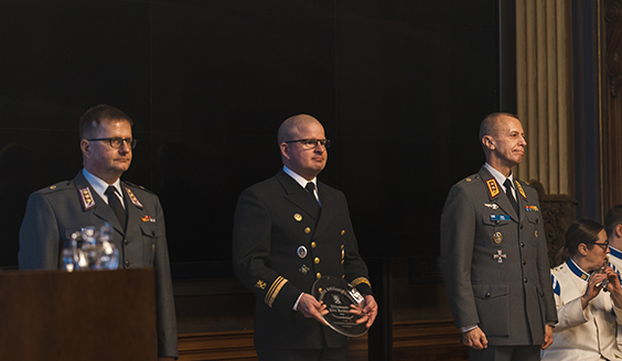 Yliluutnantti Petri Kerkkänen keskellä, vasemmalla eversti Kari Pietiläinen ja oikealla kenraalimajuri Rami Saari