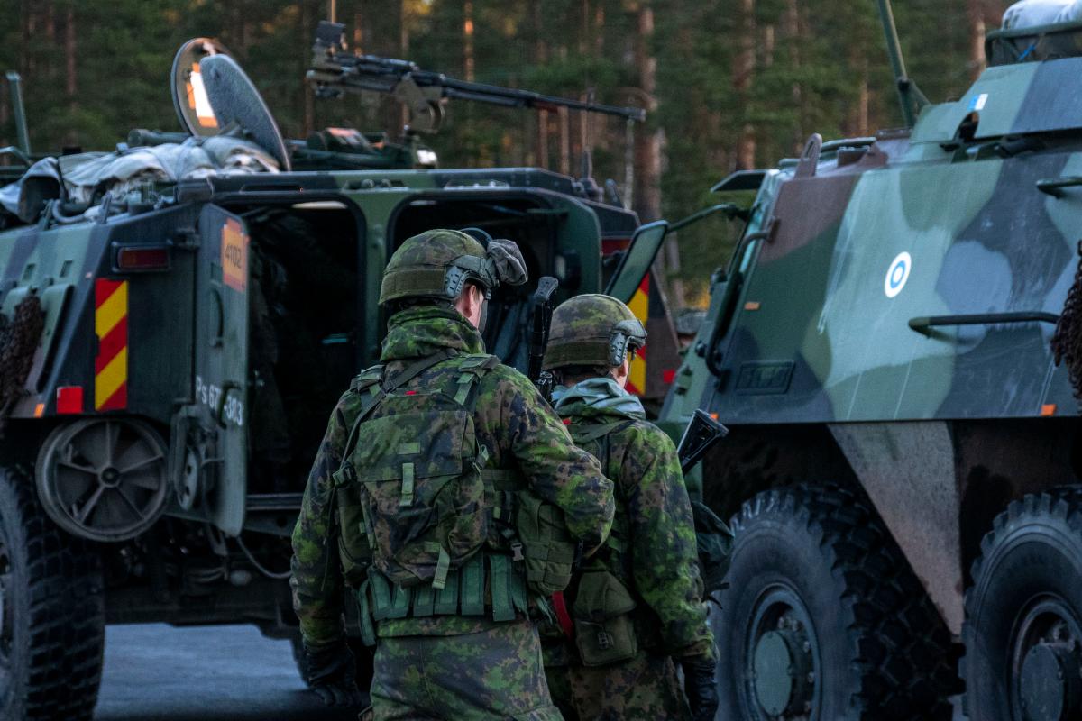 Sotilaita nousemassa panssariajoneuvoon.