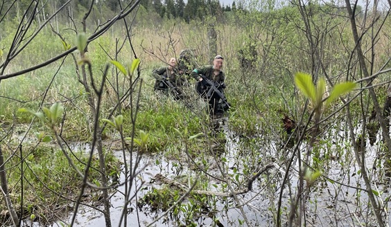 kaksi laskuvarjojääkäriä kulkee jalan suolla Virossa