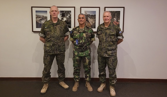 Kuvassa Maavoimien operaatiopäällikkö, prikaatikenraali Tero Ylitalo, EUTM Mosambik -operaation komentaja Martins de Brito sekä operaation kansallinen vanhin, eversti Pertti Kelloniemi.